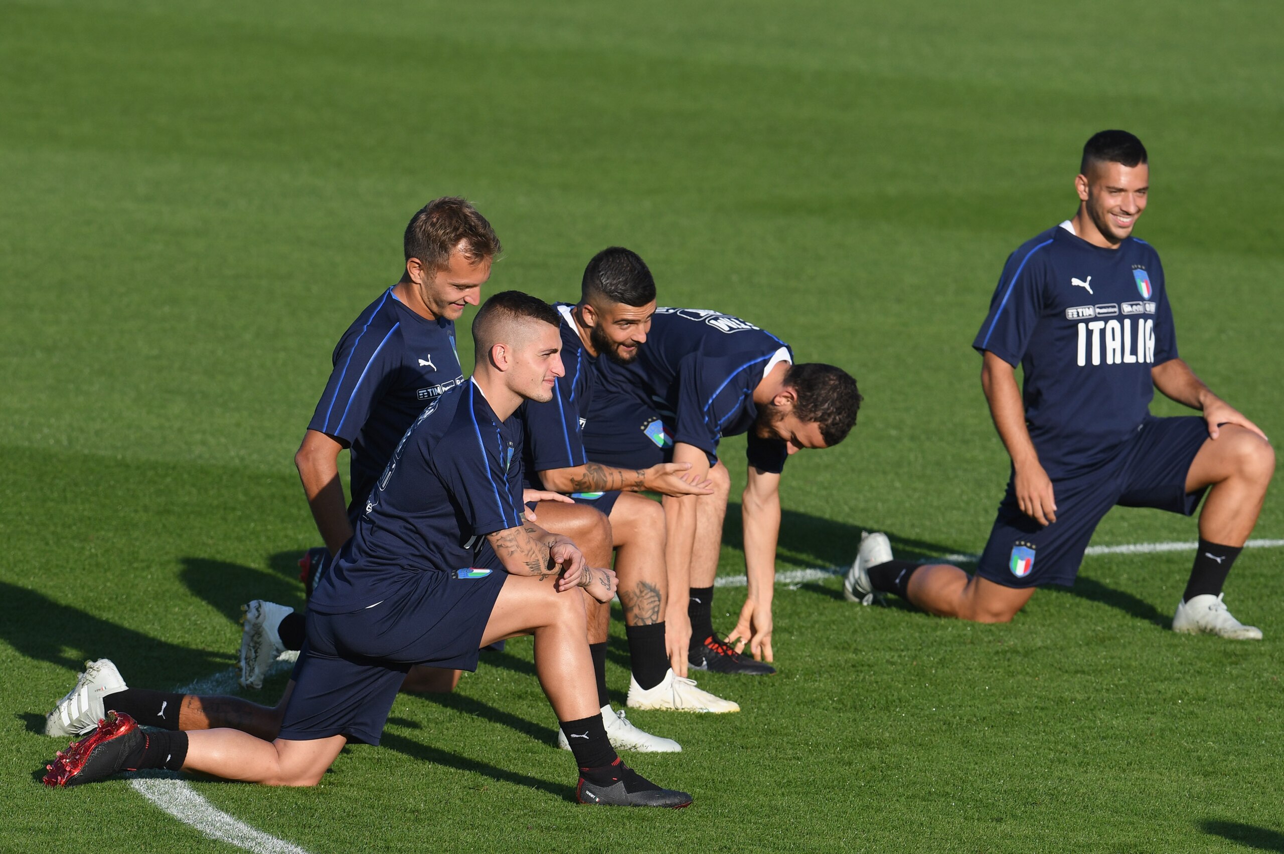FLORENCE, ITALY - OCTOBER 08:  Marco Verratti of Italy (L) in action during a Italy training session at Centro Tecnico Federale di Coverciano on October 8, 2018 in Florence, Italy.  (Photo by Claudio Villa/Getty Images)