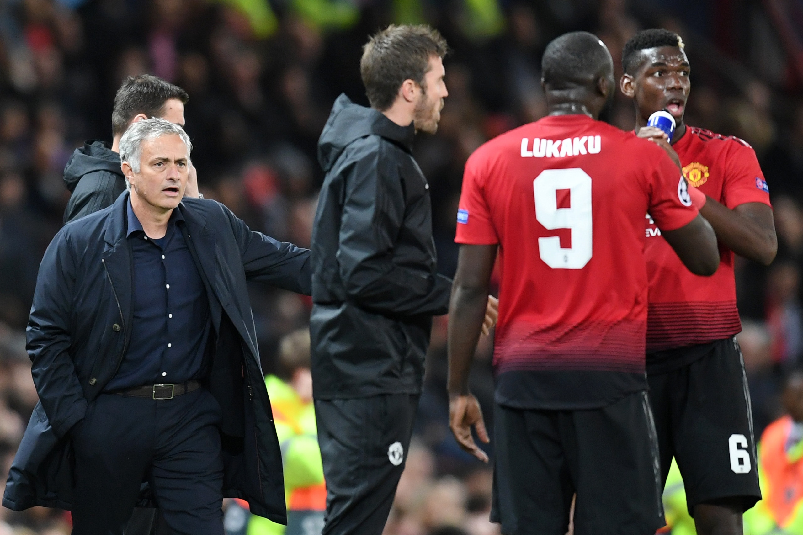 MANCHESTER, ENGLAND - OCTOBER 02: Jose Mourinho, Manager of Manchester United looks to talk to Romelu Lukaku of Manchester United and Paul Pogba of Manchester United during the Group H match of the UEFA Champions League between Manchester United and Vale MANCHESTER, ENGLAND - OCTOBER 02: Jose Mourinho, Manager of Manchester United looks to talk to Romelu Lukaku of Manchester United and Paul Pogba of Manchester United during the Group H match of the UEFA Champions League between Manchester United and Vale