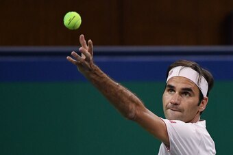 TOPSHOT - Switzerland's Roger Federer serves against Russia's Daniil Medvedev during their men's single second round match at the Shanghai Masters tennis tournament on October 10, 2018. (Photo by WANG ZHAO / AFP)        (Photo credit should read WANG ZHAO