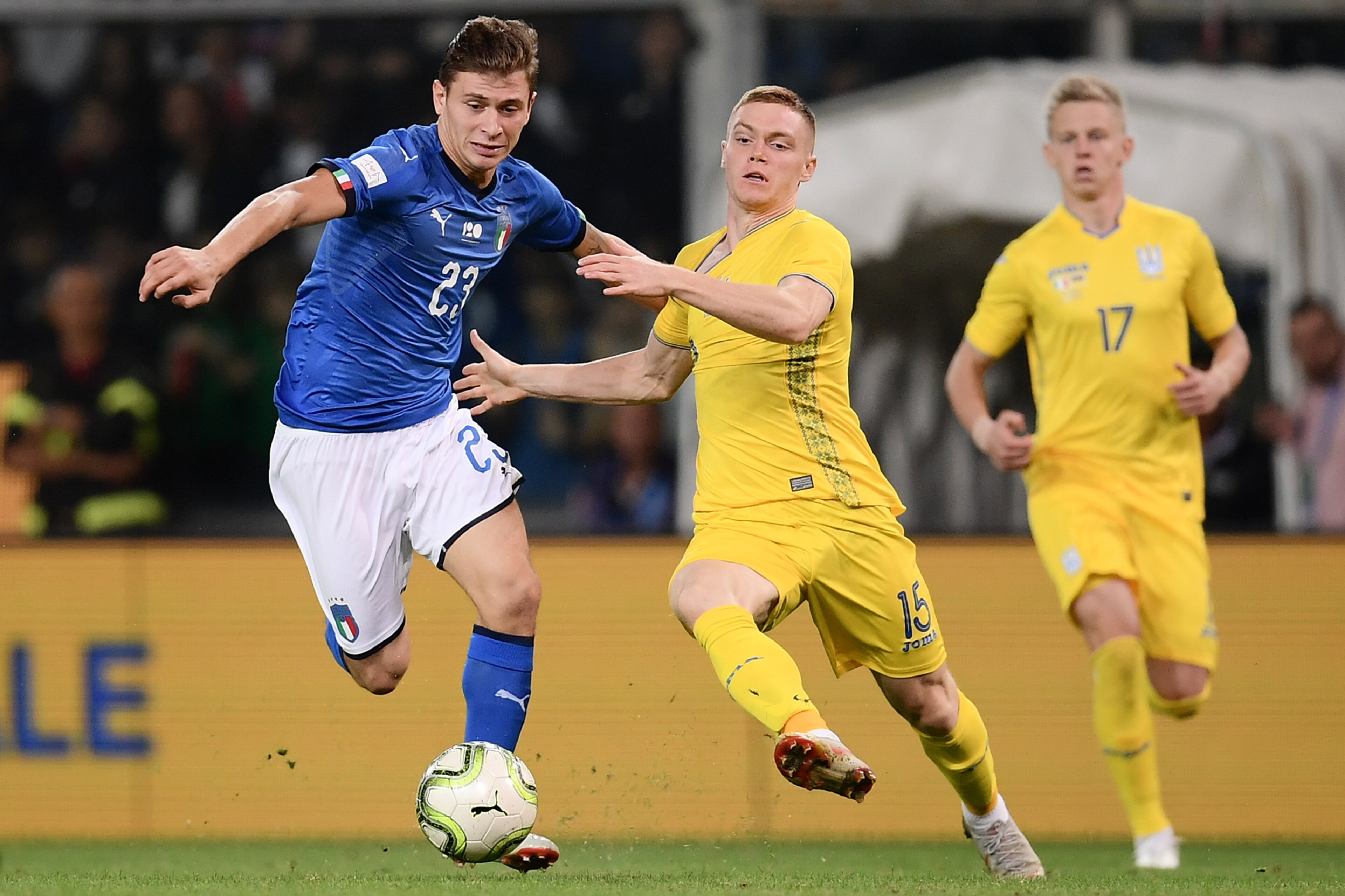 Italy's midfielder Nicolo Barella (L) outruns Ukraine's midfielder Viktor Tsyhankov during the friendly football match Italy vs Ukraine on October 10, 2018 at the Luigi-Ferraris stadium in Genoa. (Photo by Marco BERTORELLO / AFP)        (Photo credit shou