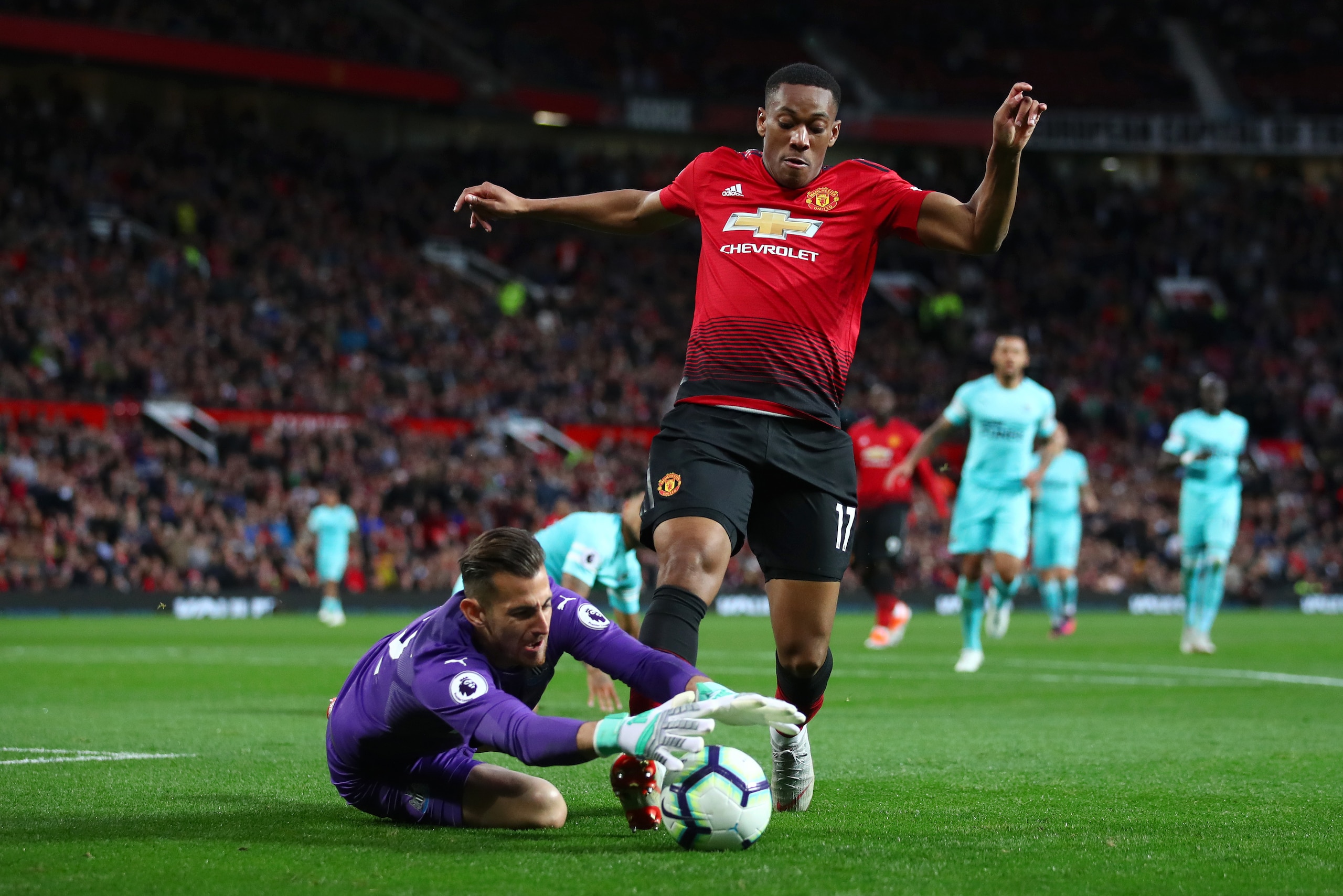 MANCHESTER, ENGLAND - OCTOBER 06:  Martin Dubravka of Newcastle United and Anthony Martial of Manchester United stretch for the ball during the Premier League match between Manchester United and Newcastle United at Old Trafford on October 6, 2018 in Manch