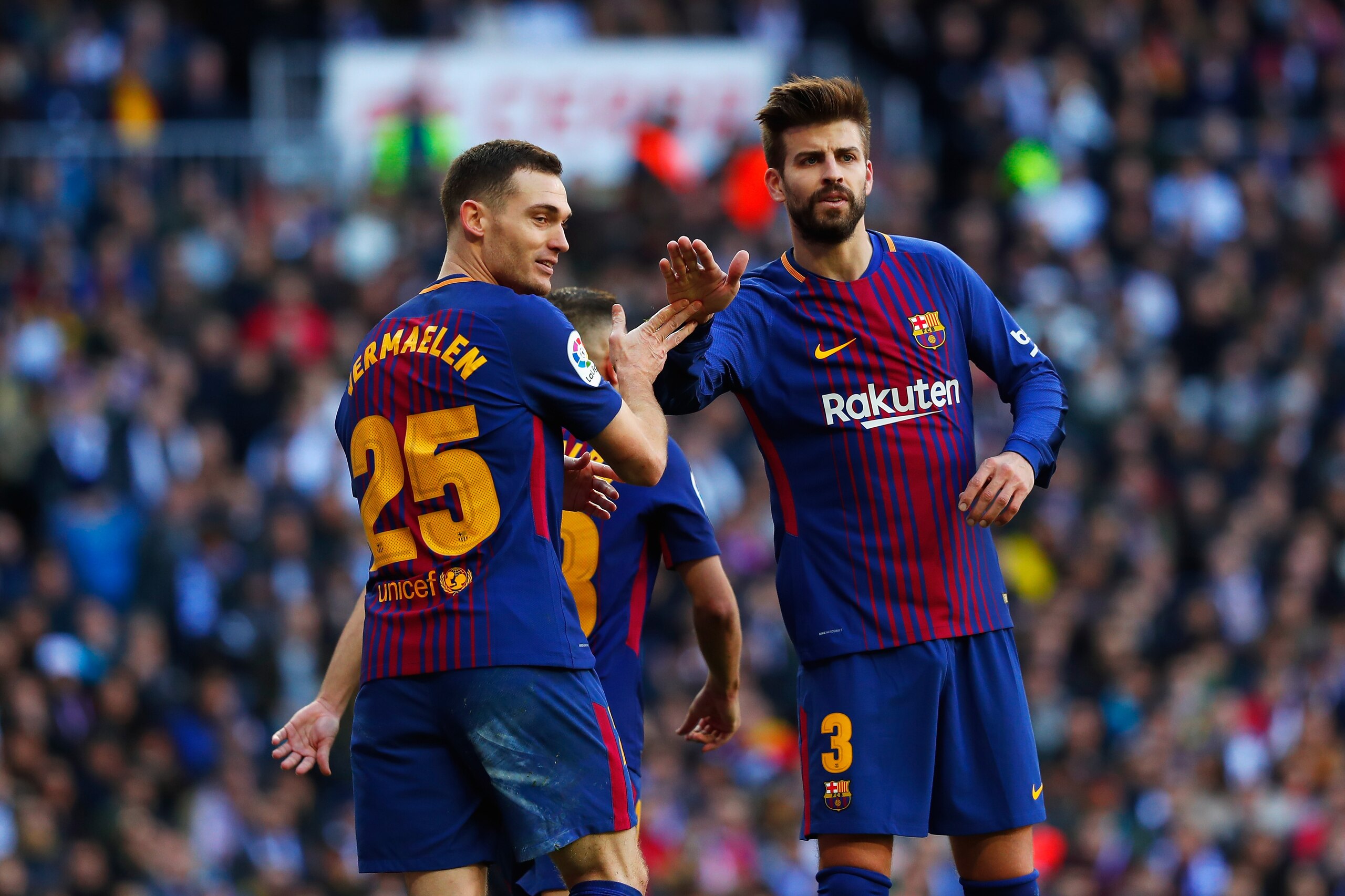 MADRID, SPAIN - DECEMBER 23:  Thomas Vermaelen of Barcelona speaks to teammate Gerard Pique during the La Liga match between Real Madrid and Barcelona at Estadio Santiago Bernabeu on December 23, 2017 in Madrid, Spain.  (Photo by Gonzalo Arroyo Moreno/Get