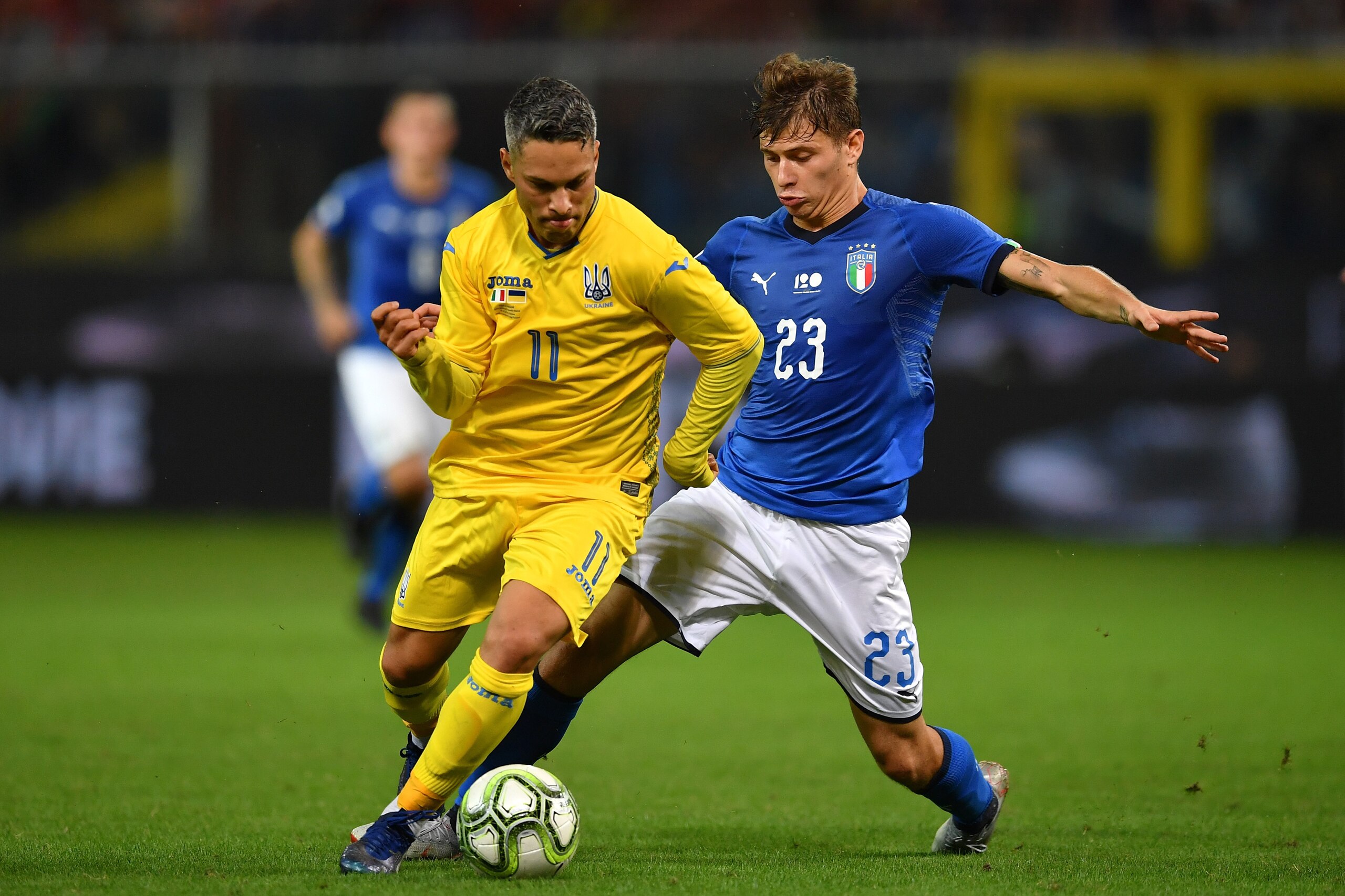 GENOA, ITALY - OCTOBER 10:  Nicolo Barella of Italy competes for the ball with Marlos of Ukraine during the International Friendly match between Italy and Ukraine on October 10, 2018 in Genoa, Italy.  (Photo by Valerio Pennicino/Getty Images)