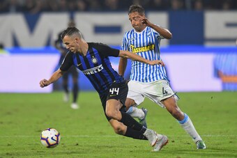 FERRARA, ITALY - OCTOBER 07: Ivan Perisic of FC Internazionale competes for the ball with Thiago Cionek (L) of Spal during the Serie A match between SPAL and FC Internazionale at Stadio Paolo Mazza on October 7, 2018 in Ferrara, Italy.  (Photo by Alessand