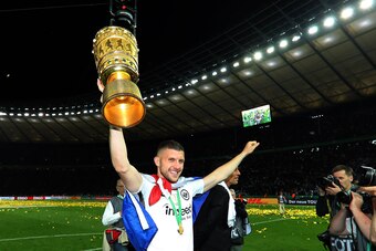 BERLIN, GERMANY - MAY 19: Ante Rebic of Eintracht Frankfurt celebrates with the trophy after winning the DFB Cup final between Bayern Muenchen and Eintracht Frankfurt at Olympiastadion on May 19, 2018 in Berlin, Germany. (Photo by TF-Images/Getty Images)