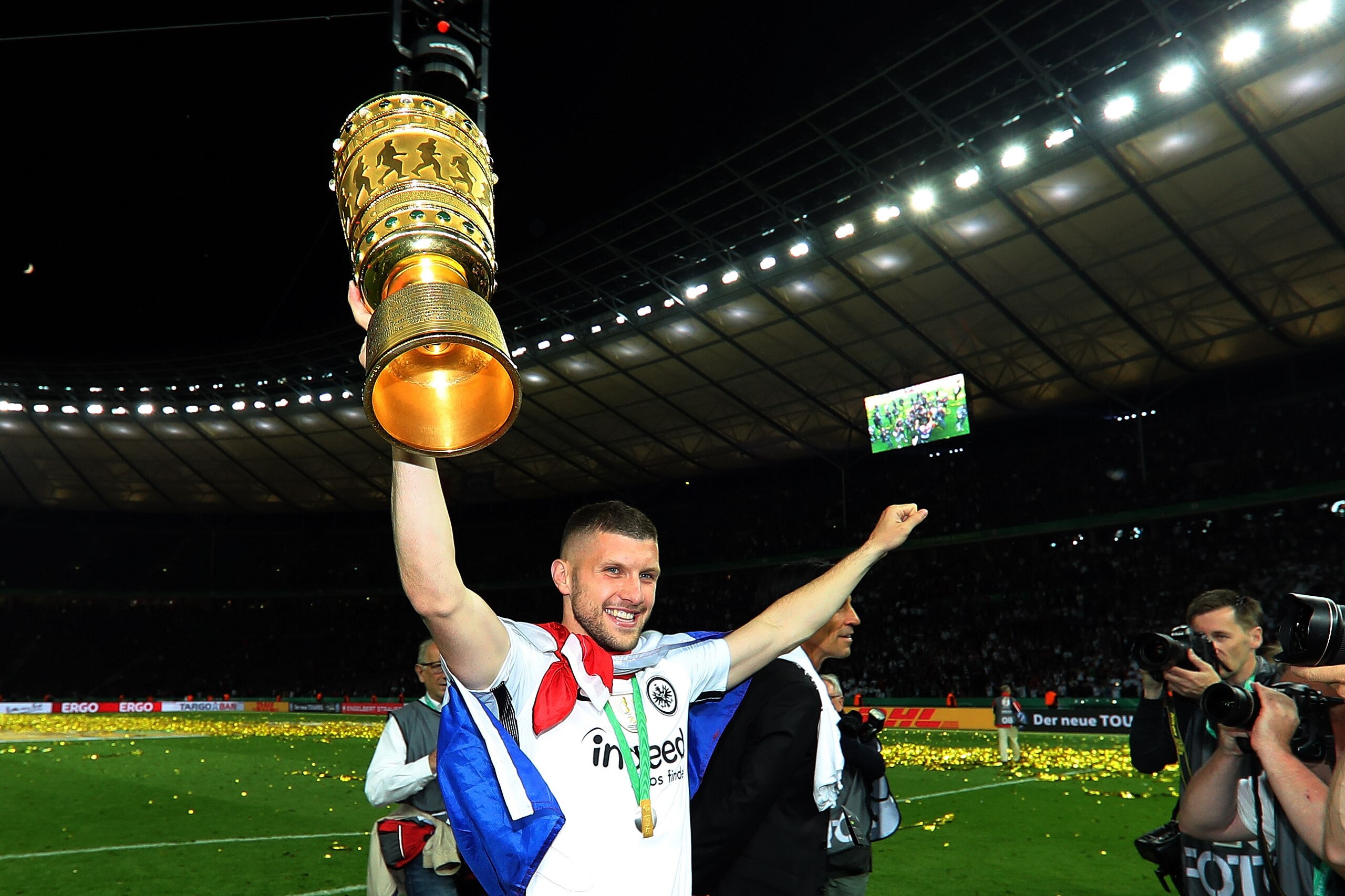 BERLIN, GERMANY - MAY 19: Ante Rebic of Eintracht Frankfurt celebrates with the trophy after winning the DFB Cup final between Bayern Muenchen and Eintracht Frankfurt at Olympiastadion on May 19, 2018 in Berlin, Germany. (Photo by TF-Images/Getty Images)