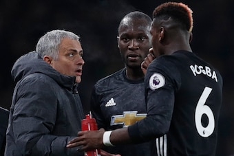 Manchester United's Portuguese manager Jose Mourinho (L) reacts as he talks with Manchester United's Belgian striker Romelu Lukaku (C) and Manchester United's French midfielder Paul Pogba during the English Premier League football match between Arsenal an