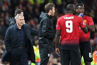 MANCHESTER, ENGLAND - OCTOBER 02:  Jose Mourinho, Manager of Manchester United looks to talk to Romelu Lukaku of Manchester United and Paul Pogba of Manchester United during the Group H match of the UEFA Champions League between Manchester United and Vale