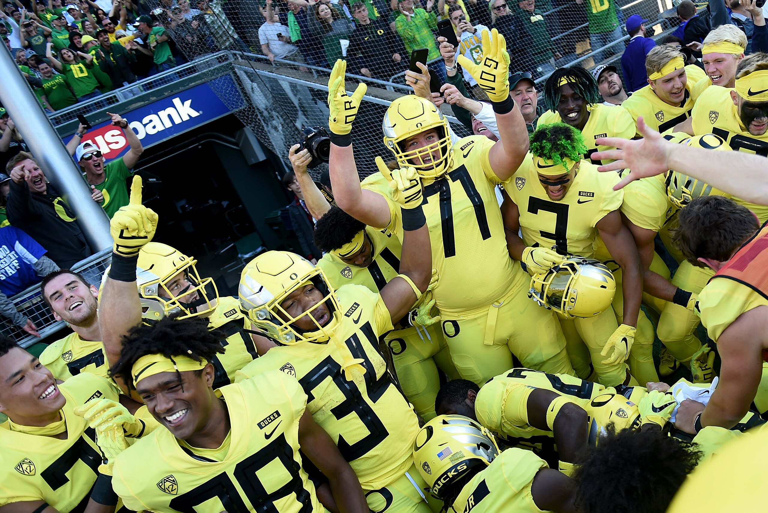 EUGENE, OR - OCTOBER 13:  The Oregon Ducks celebrate after running back CJ Verdell #34 of the Oregon Ducks (Center) scored the winning touchdown in overtime of the game against the Washington Huskies at Autzen Stadium on October 13, 2018 in Eugene, Oregon