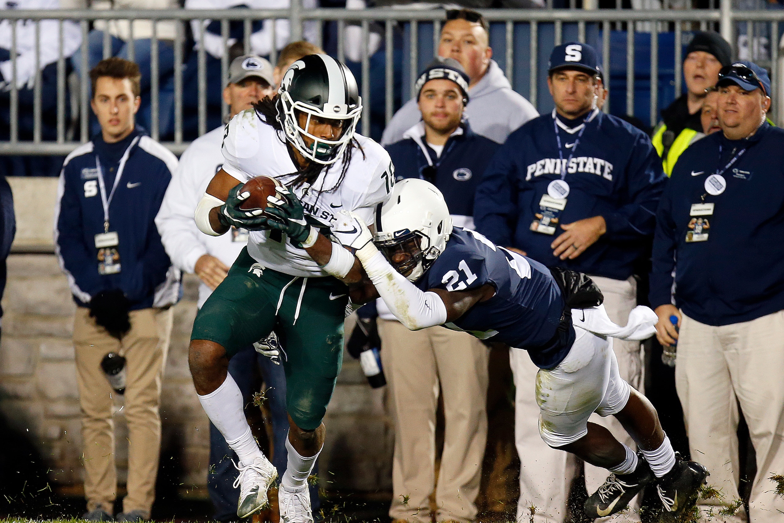 STATE COLLEGE, PA - OCTOBER 13:  Felton Davis III #18 of the Michigan State Spartans catches a 25 yard touchdown pass in the fourth quarter against Amani Oruwariye #21 of the Penn State Nittany Lions on October 13, 2018 at Beaver Stadium in State College,