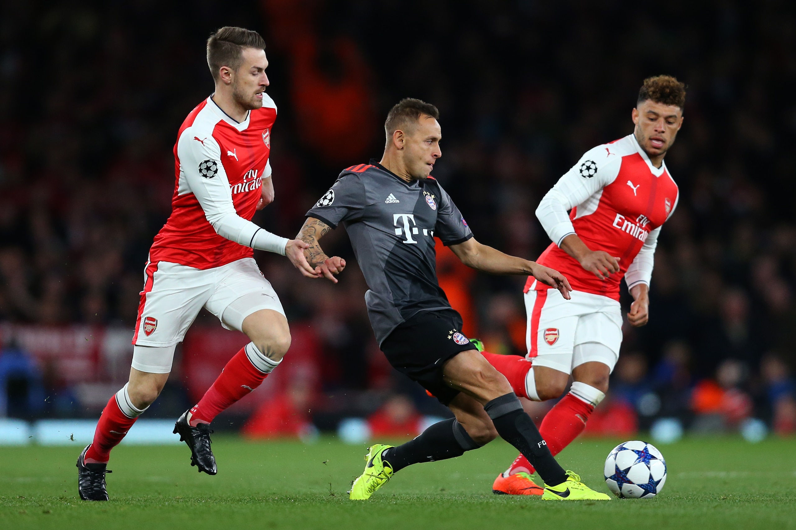 LONDON, ENGLAND - MARCH 07: Rafinha of Bayern Munich gets past Aaron Ramsey and Alex Oxlade-Chamberlain of Arsenal during the UEFA Champions League Round of 16 second leg match between Arsenal FC and FC Bayern Muenchen at Emirates Stadium on March 7, 2017 LONDON, ENGLAND - MARCH 07: Rafinha of Bayern Munich gets past Aaron Ramsey and Alex Oxlade-Chamberlain of Arsenal during the UEFA Champions League Round of 16 second leg match between Arsenal FC and FC Bayern Muenchen at Emirates Stadium on March 7, 2017