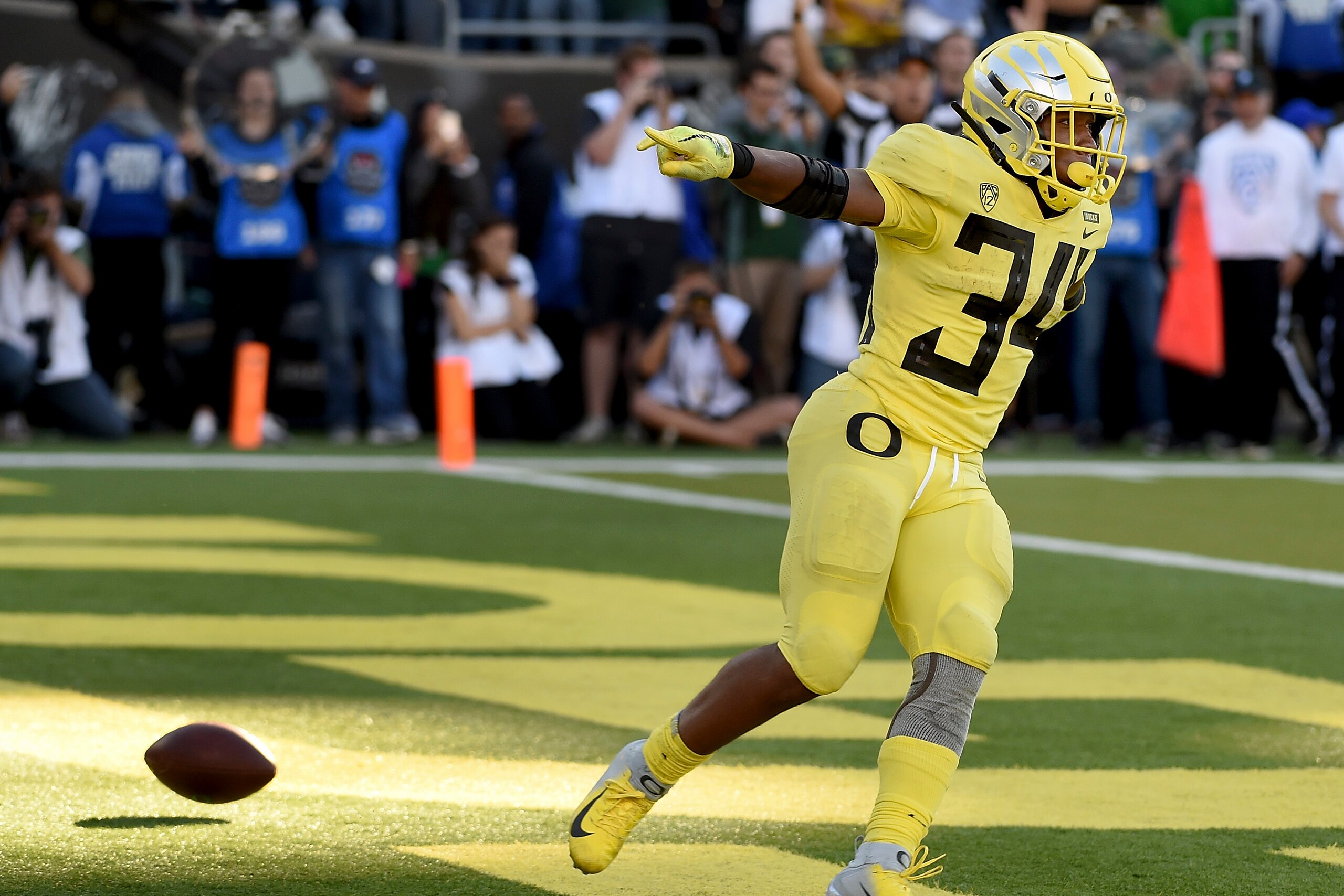 EUGENE, OR - OCTOBER 13: Running back CJ Verdell #34 of the Oregon Ducks scores the winning touchdown in overtime of the game against the Washington Huskies at Autzen Stadium on October 13, 2018 in Eugene, Oregon. The Ducks won the game 30-27. (Photo by S EUGENE, OR - OCTOBER 13: Running back CJ Verdell #34 of the Oregon Ducks scores the winning touchdown in overtime of the game against the Washington Huskies at Autzen Stadium on October 13, 2018 in Eugene, Oregon. The Ducks won the game 30-27. (Photo by S