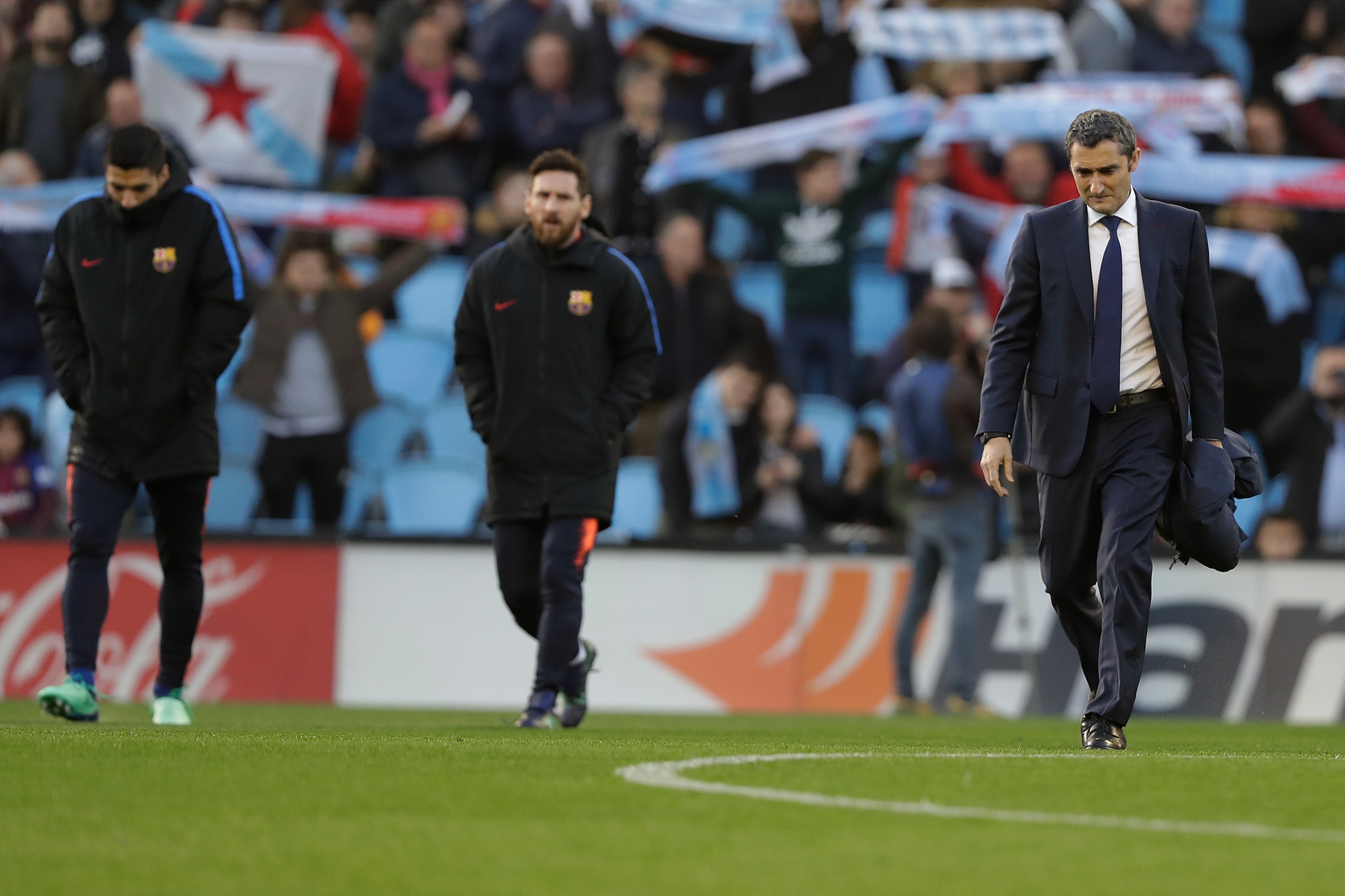 PONTEVEDRA, SPAIN - APRIL 17: (L-R) Luis Suarez of FC Barcelona, Lionel Messi of FC Barcelona, coach Ernesto Valverde of FC Barcelona  during the La Liga Santander  match between Celta de Vigo v FC Barcelona at the Estadio de Balaidos on April 17, 2018 in