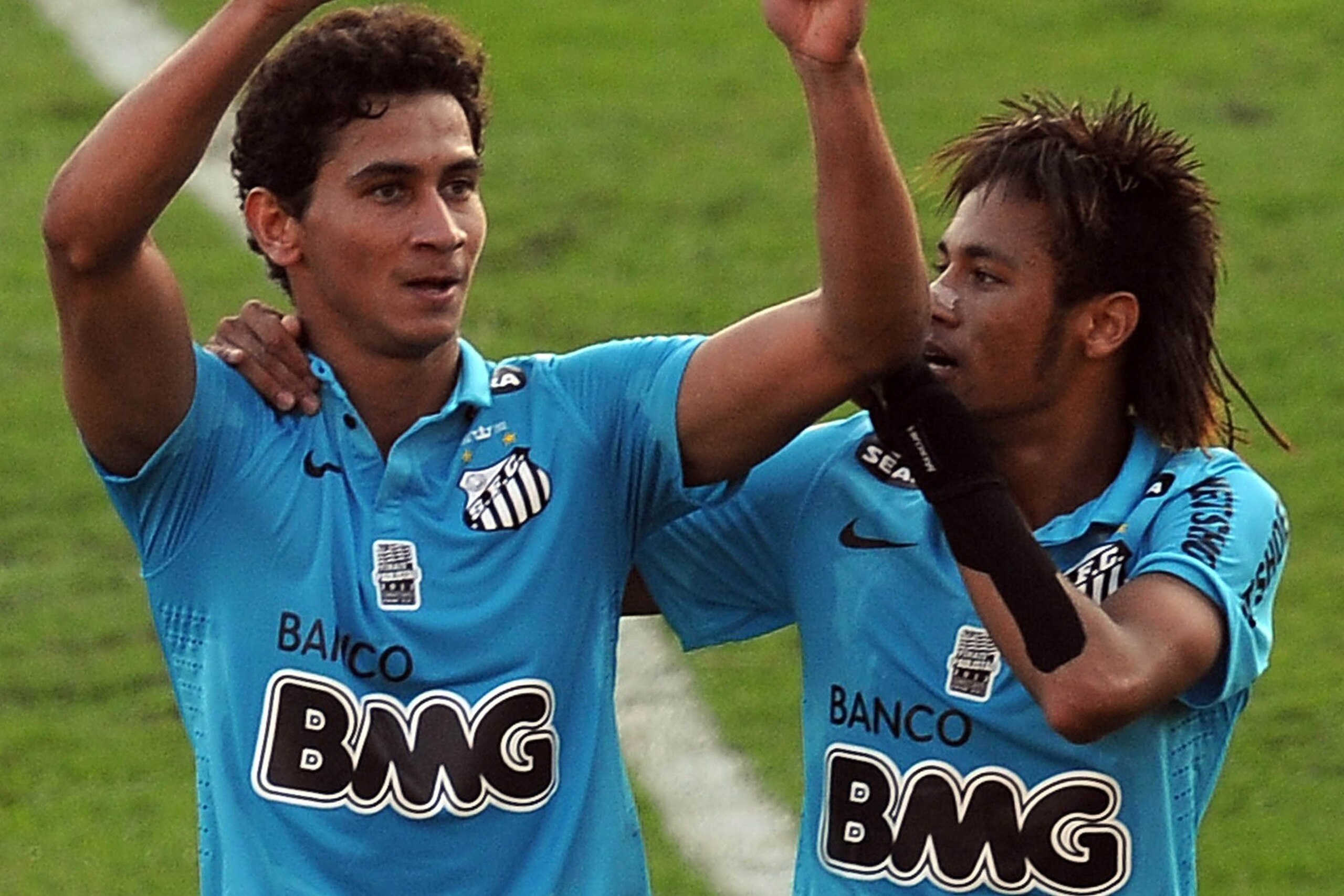 Santos's Paulo Henrique Ganso (L), celebrates his goal against Guarani with teammate Neymar during their Paulista championship first final match at Morumbi stadium in Sao Paulo, Brazil on May 6, 2012. AFP PHOTO/Nelson ALMEIDA        (Photo credit should r