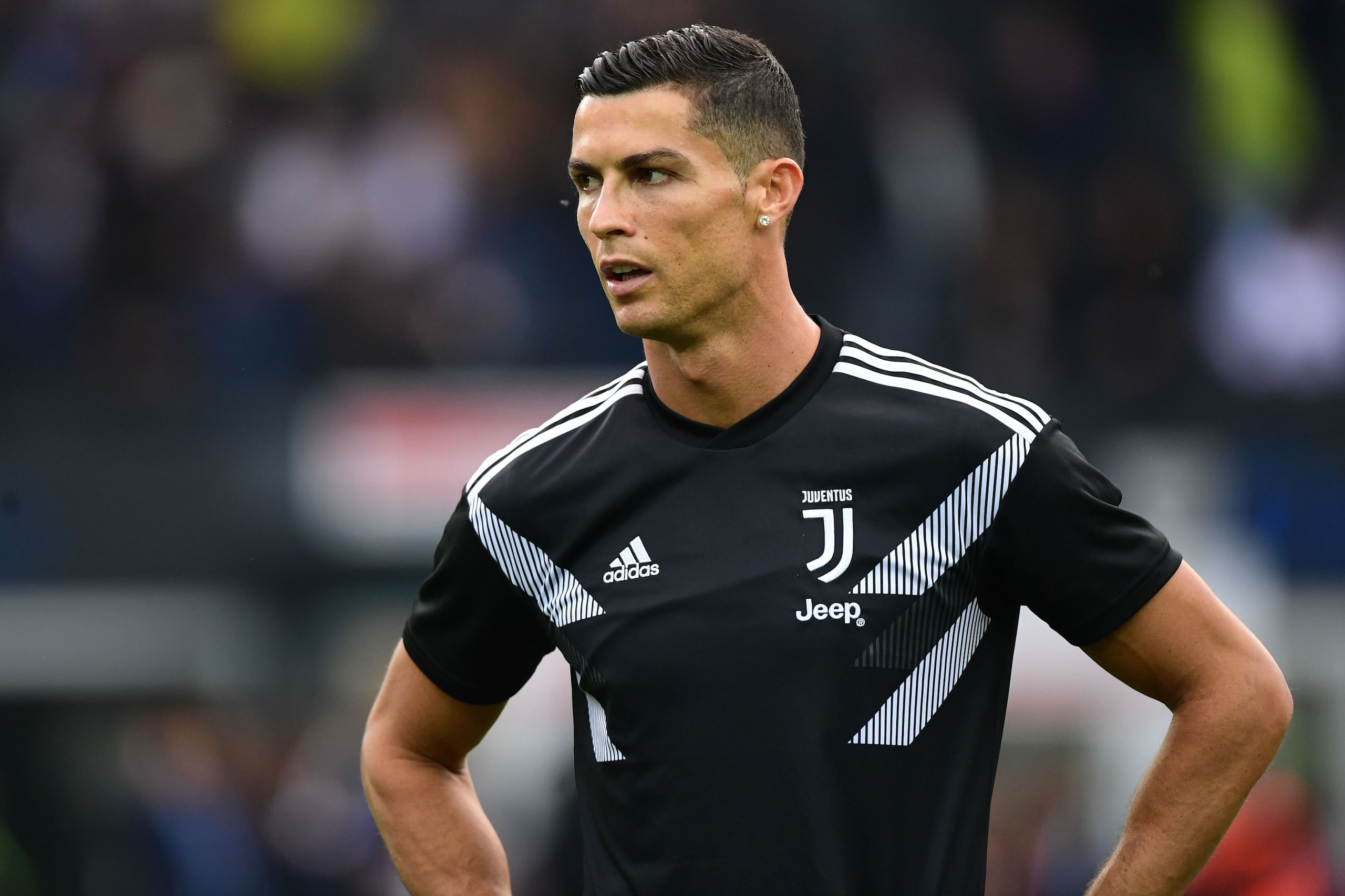 TOPSHOT - Juventus' Portuguese forward Cristiano Ronaldo trains prior to the Italian Serie A football match Udi-nese Calcio vs Juventus FC at the Dacia Arena stadium in Udine on October 6, 2018. (Photo by Miguel MEDINA / AFP)        (Photo credit should r