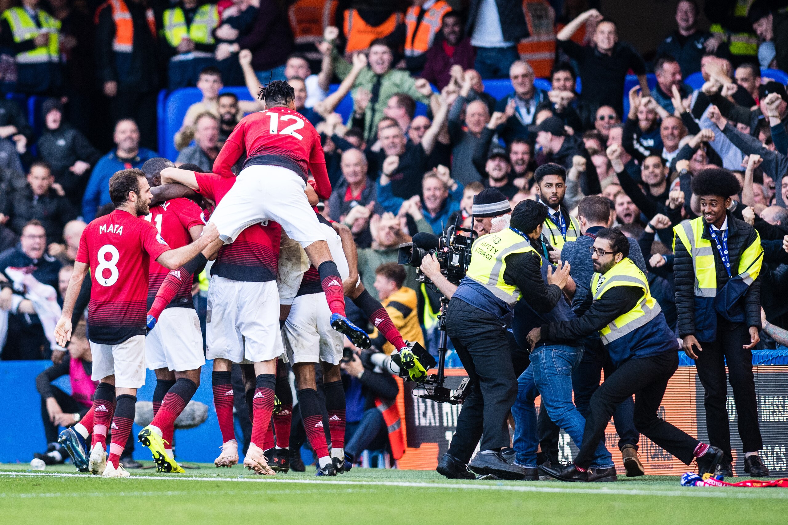 LONDON, ENGLAND - OCTOBER 20: Anthony Martial of Manchester United celebrates with team mates after scoring his team's 2nd goal during during the Premier League match between Chelsea FC and Manchester United at Stamford Bridge on October 20, 2018 in Londo