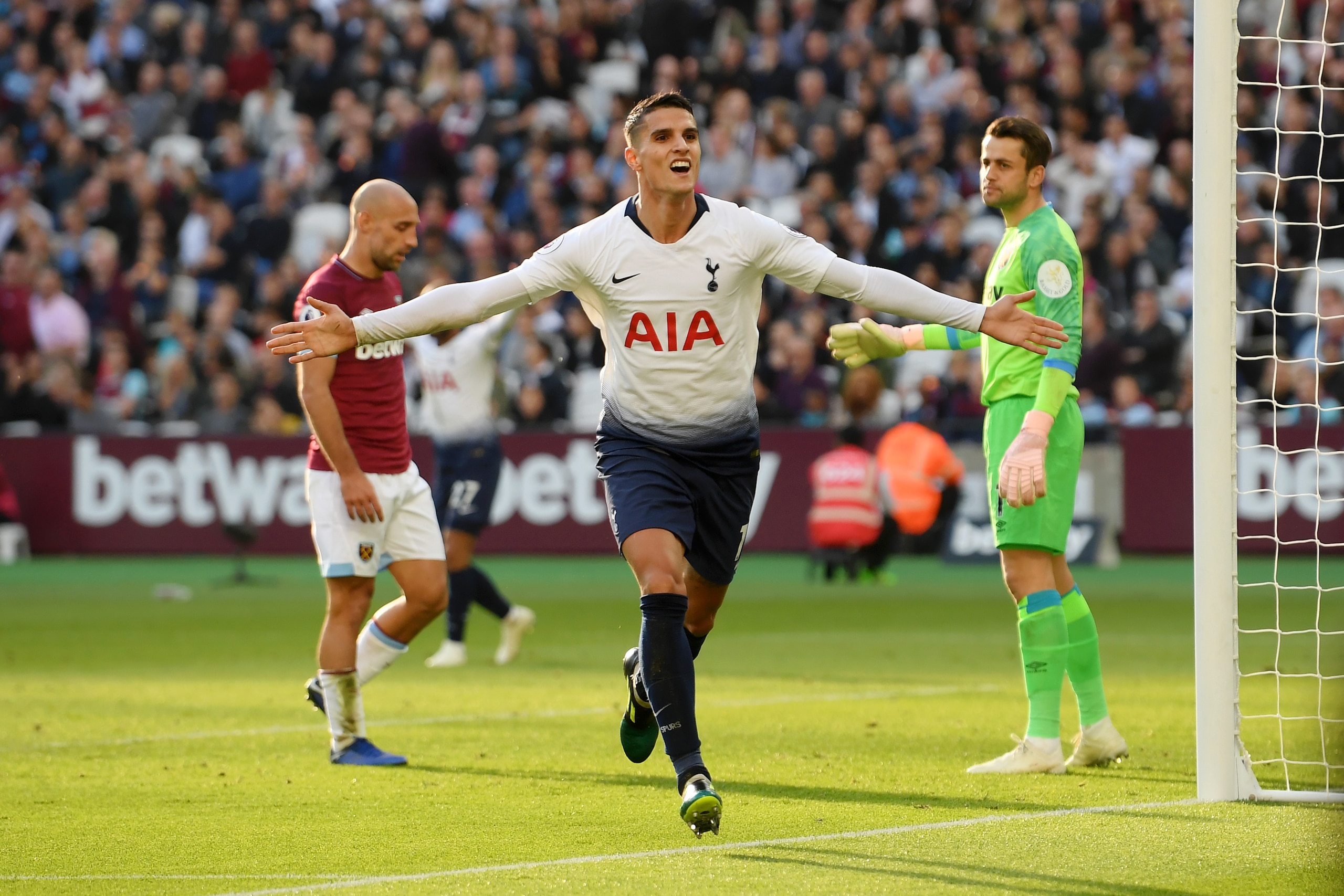 LONDON, ENGLAND - OCTOBER 20: Erik Lamela of Tottenham Hotspur celebrates after scoring his team's first goal during the Premier League match between West Ham United and Tottenham Hotspur at London Stadium on October 20, 2018 in London, United Kingdom.  (