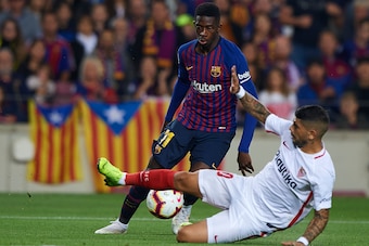 BARCELONA, SPAIN - OCTOBER 20: Ousmane Dembele (L) of Barcelona competes for the ball with Ever Banega of Sevilla during the La Liga match between FC Barcelona and Sevilla FC at Camp Nou on October 20, 2018 in Barcelona, Spain. (Photo by Quality Sport I BARCELONA, SPAIN - OCTOBER 20: Ousmane Dembele (L) of Barcelona competes for the ball with Ever Banega of Sevilla during the La Liga match between FC Barcelona and Sevilla FC at Camp Nou on October 20, 2018 in Barcelona, Spain. (Photo by Quality Sport I
