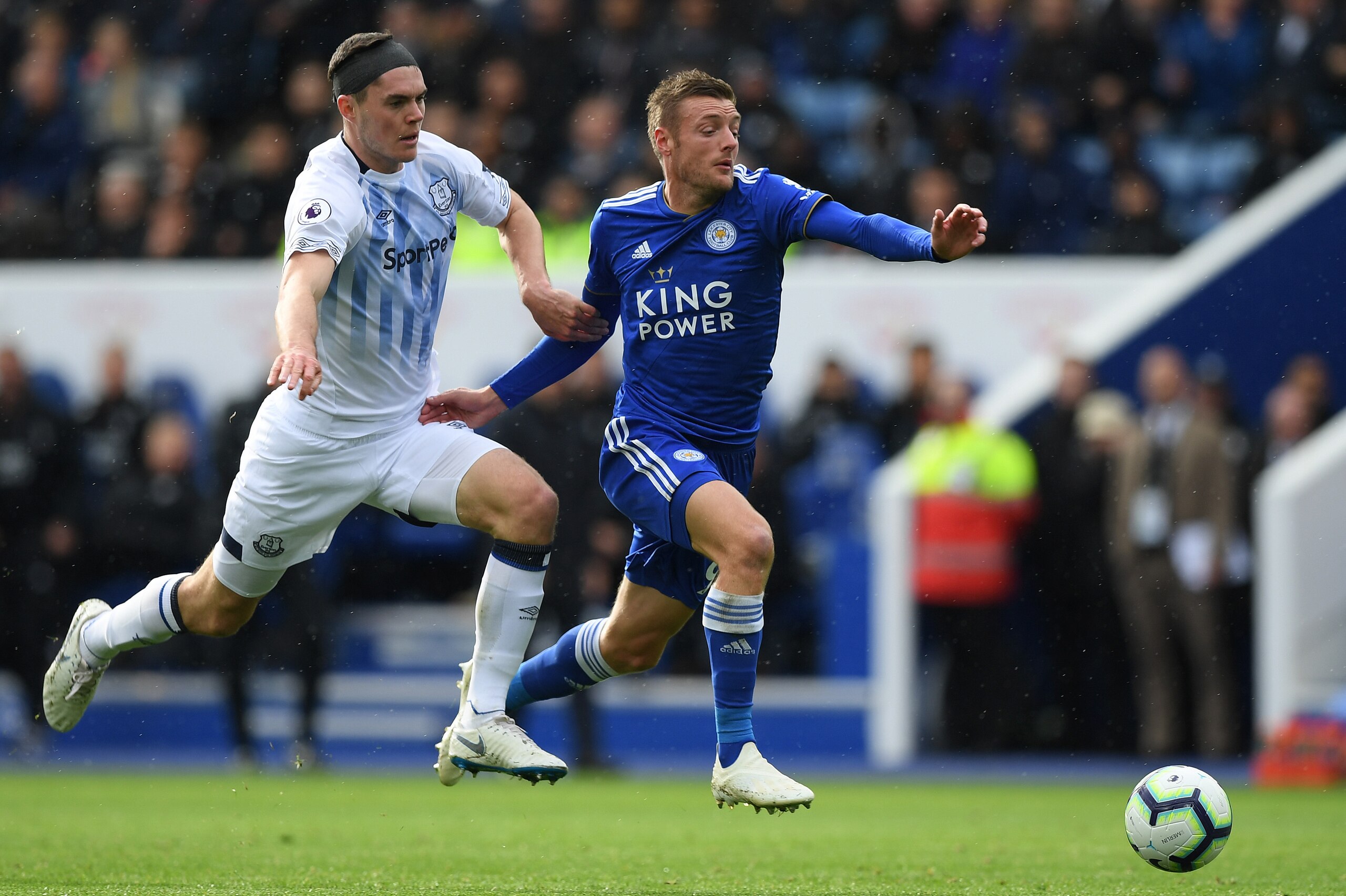 LEICESTER, ENGLAND - OCTOBER 06: Jamie Vardy of Leicester City holds off a challenge from Michael Keane of Everton during the Premier League match between Leicester City and Everton FC at The King Power Stadium on October 06, 2018 in Leicester, United Ki LEICESTER, ENGLAND - OCTOBER 06: Jamie Vardy of Leicester City holds off a challenge from Michael Keane of Everton during the Premier League match between Leicester City and Everton FC at The King Power Stadium on October 06, 2018 in Leicester, United Ki