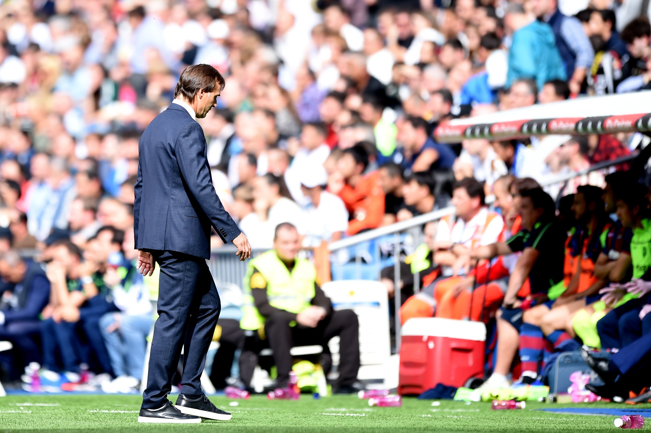 MADRID, SPAIN - OCTOBER 20:  Julen Lopetegui, Manager of Real Madrid walks back to his seat during the La Liga match between Real Madrid CF and Levante UD at Estadio Santiago Bernabeu on October 20, 2018 in Madrid, Spain. (Photo by Denis Doyle/Getty Image