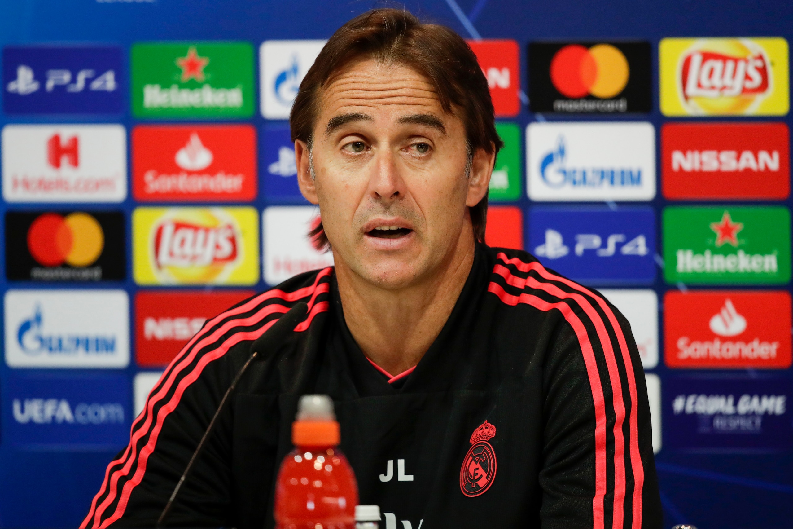 MADRID, SPAIN - OCTOBER 22: coach Julen Lopetegui of Real Madrid during the   Training session Real Madrid at the Santiago Bernabeu on October 22, 2018 in Madrid Spain (Photo by David S. Bustamante/Soccrates /Getty Images)