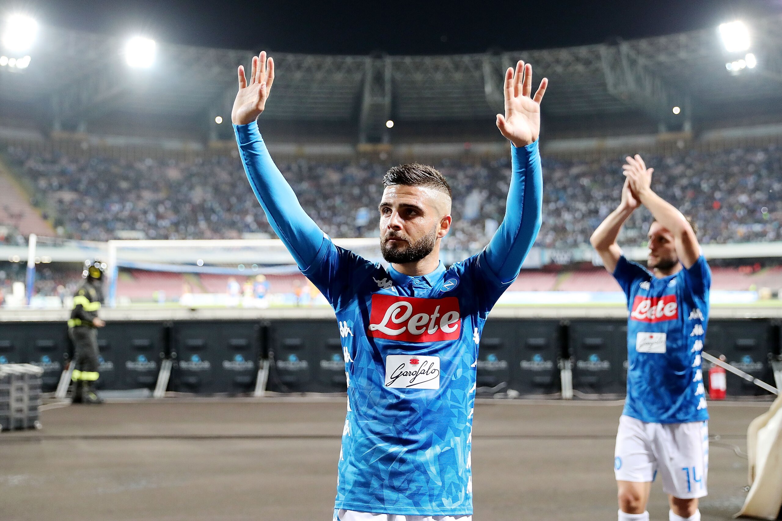 NAPLES, ITALY - OCTOBER 07: Lorenzo Insigne of SSC Napoli celebrates the victory after the Serie A match between SSC Napoli and US Sassuolo at Stadio San Paolo on October 7, 2018 in Naples, Italy.  (Photo by Francesco Pecoraro/Getty Images)
