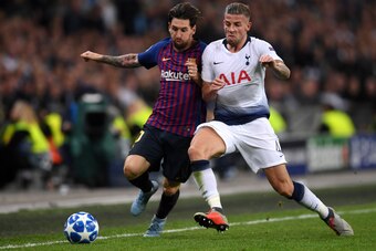 LONDON, ENGLAND - OCTOBER 03:  Lionel Messi of Barcelona battles for possession with Toby Alderweireld of Tottenham Hotspur during the Group B match of the UEFA Champions League between Tottenham Hotspur and FC Barcelona at Wembley Stadium on October 3, 2