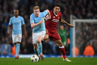 MANCHESTER, ENGLAND - APRIL 10:  Kevin De Bruyne of Manchester City breaks away from Roberto Firmino of Liverpool  during the UEFA Champions League Quarter Final Second Leg match between Manchester City and Liverpool at Etihad Stadium on April 10, 2018 in