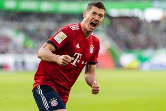WOLFSBURG, GERMANY - OCTOBER 20: Robert Lewandowski of FC Bayern Muenchen celebrates after scoring his team's first goal during the Bundesliga match between VfL Wolfsburg and FC Bayern Muenchen at Volkswagen Arena on October 20, 2018 in Wolfsburg, Germany