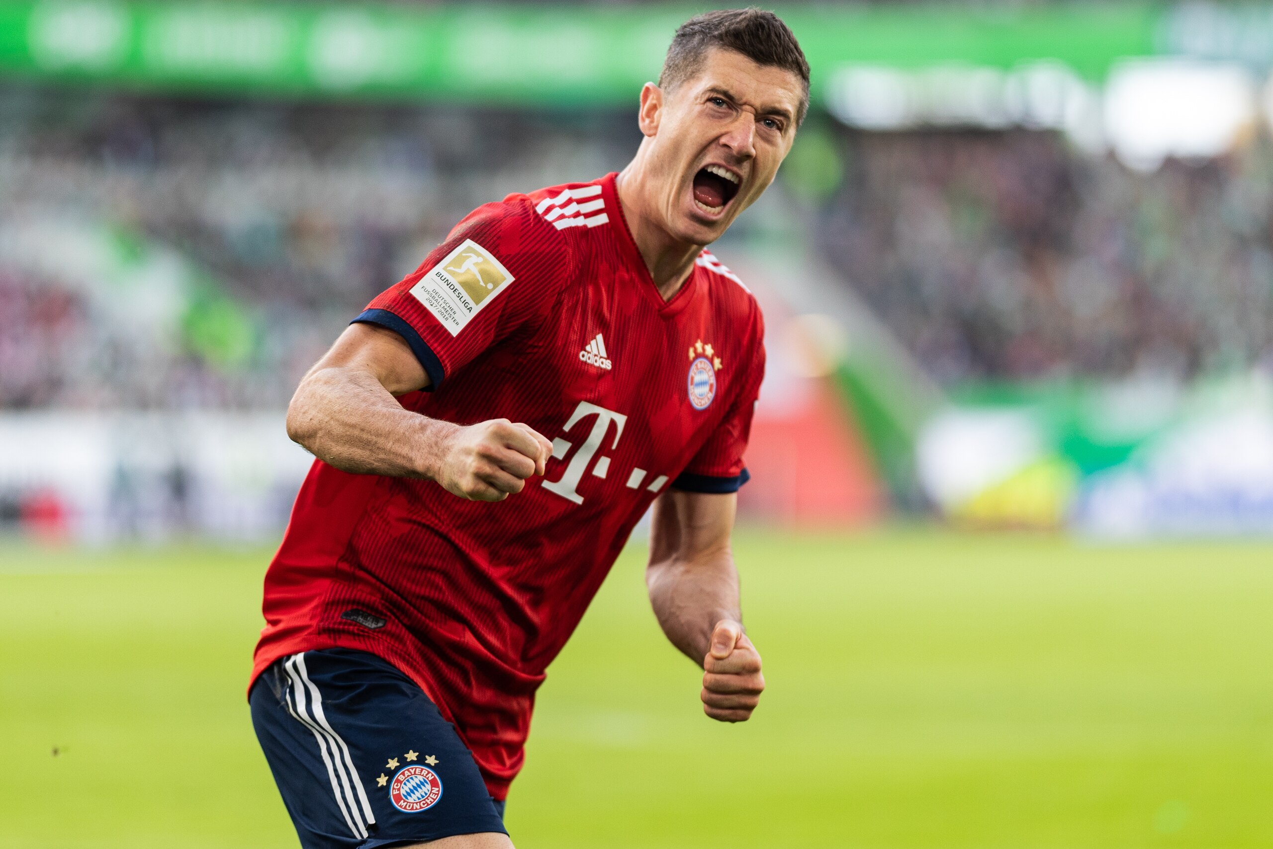 WOLFSBURG, GERMANY - OCTOBER 20: Robert Lewandowski of FC Bayern Muenchen celebrates after scoring his team's first goal during the Bundesliga match between VfL Wolfsburg and FC Bayern Muenchen at Volkswagen Arena on October 20, 2018 in Wolfsburg, Germany