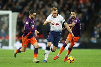 LONDON, ENGLAND - OCTOBER 29:  Harry Kane of Tottenham Hotspur is challenged by Bernardo Silva of Manchester City during the Premier League match between Tottenham Hotspur and Manchester City at Wembley Stadium on October 29, 2018 in London, United Kingdo