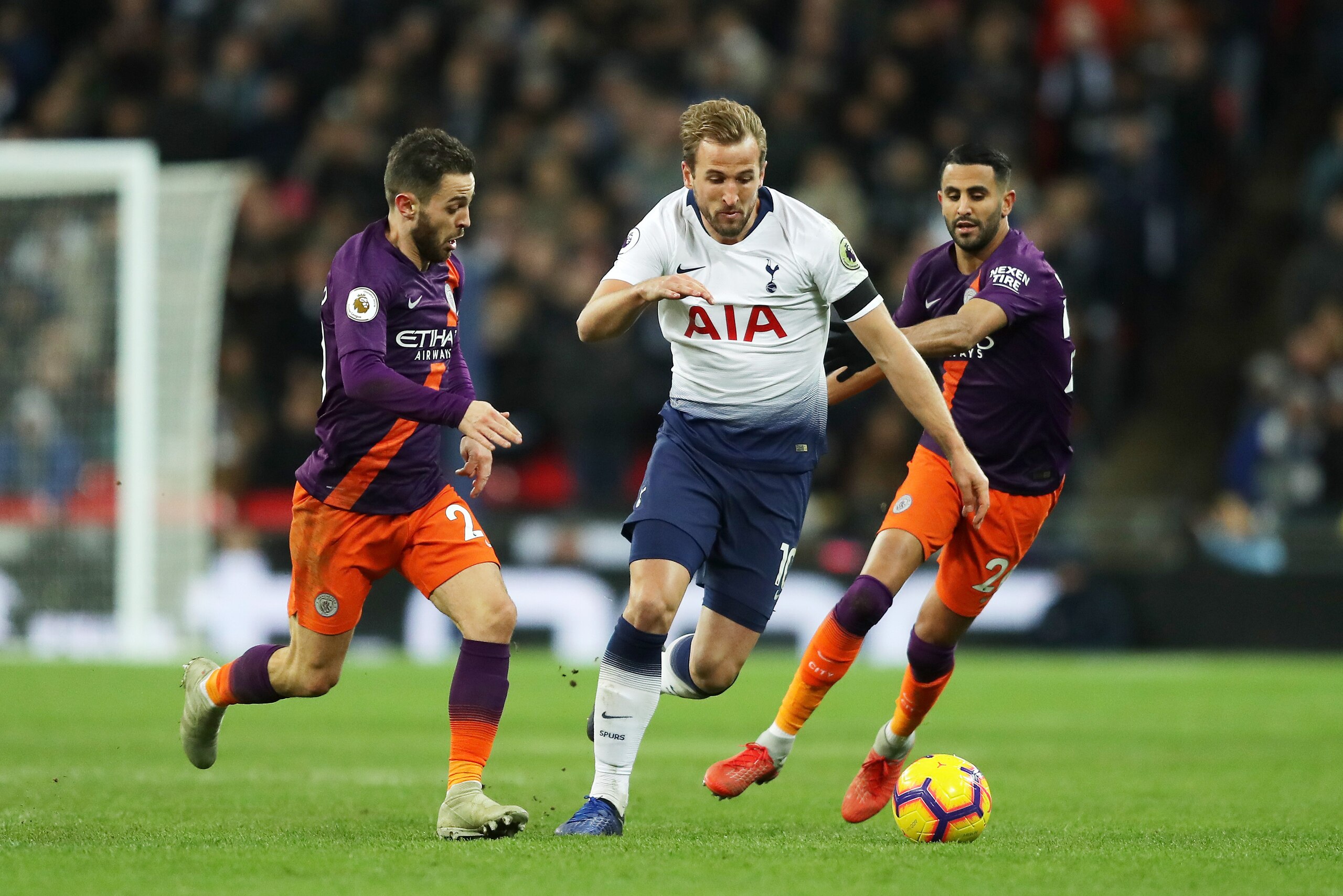 LONDON, ENGLAND - OCTOBER 29: Harry Kane of Tottenham Hotspur is challenged by Bernardo Silva of Manchester City during the Premier League match between Tottenham Hotspur and Manchester City at Wembley Stadium on October 29, 2018 in London, United Kingdo LONDON, ENGLAND - OCTOBER 29: Harry Kane of Tottenham Hotspur is challenged by Bernardo Silva of Manchester City during the Premier League match between Tottenham Hotspur and Manchester City at Wembley Stadium on October 29, 2018 in London, United Kingdo