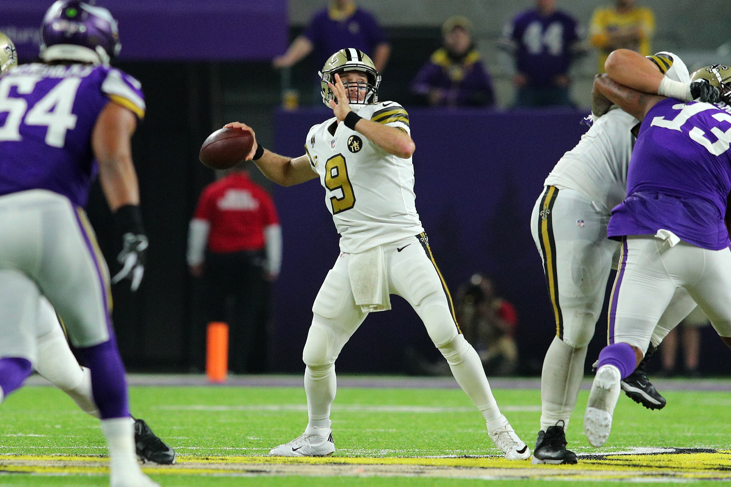 MINNEAPOLIS, MN - OCTOBER 28: Drew Brees #9 of the New Orleans Saints drops back to pass the ball in the second quarter of the game against the Minnesota Vikings at U.S. Bank Stadium on October 28, 2018 in Minneapolis, Minnesota. (Photo by Adam Bettcher/G