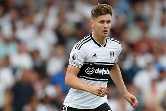 LONDON, ENGLAND - AUGUST 11:  Tom Cairney of Fulham in action during the Premier League match between Fulham FC and Crystal Palace at Craven Cottage on August 11, 2018 in London, United Kingdom.  (Photo by Christopher Lee/Getty Images)