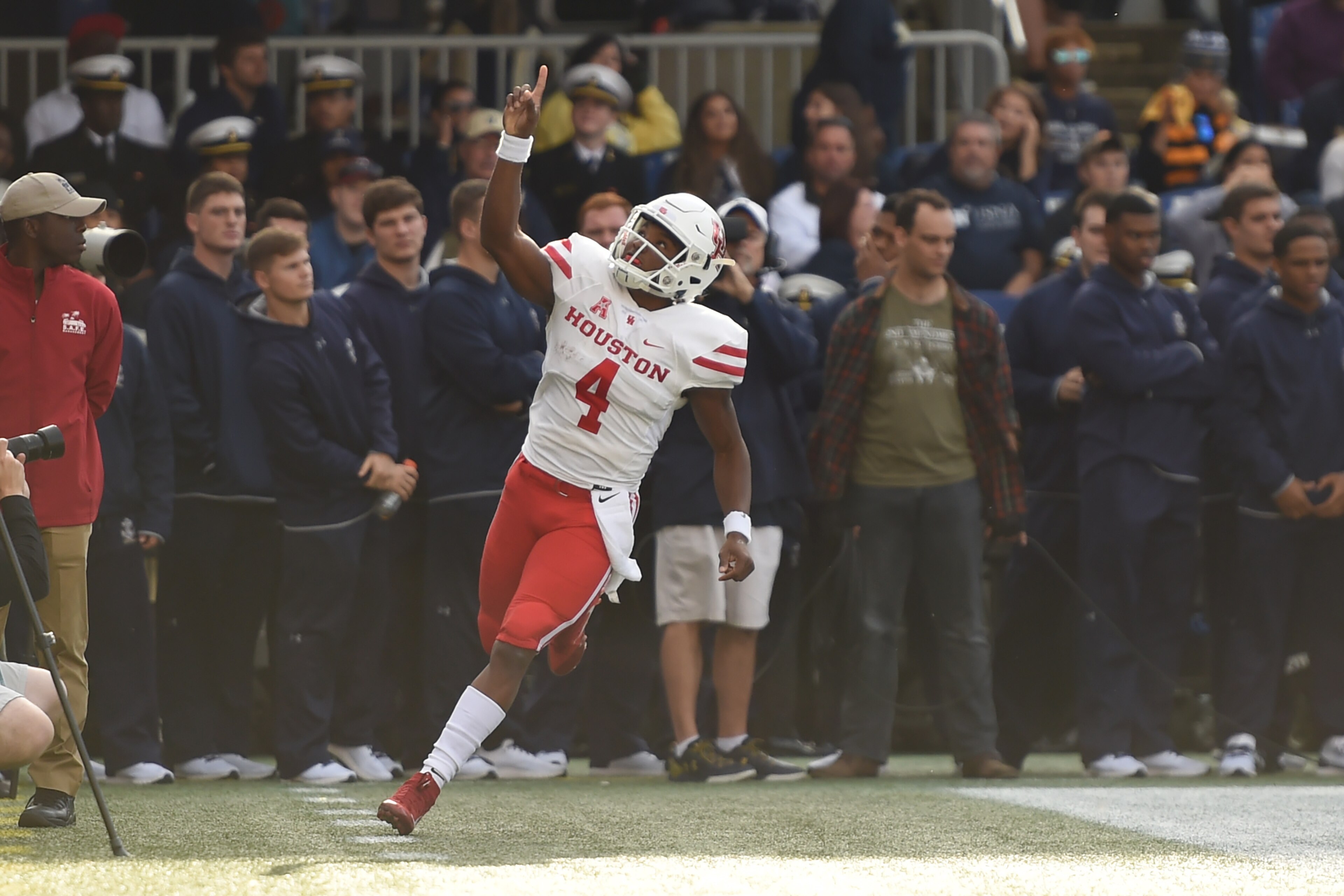 ANNAPOLIS, MD - OCTOBER 20:  D'Eriq King #4 of the Houston Cougars scores a touchdown during a college football game against the Navy Midshipmen at Navy-Marine Corps Memorial Stadium on October 20, 2018 in Annapolis, Maryland.  (Photo by Mitchell Layton/G