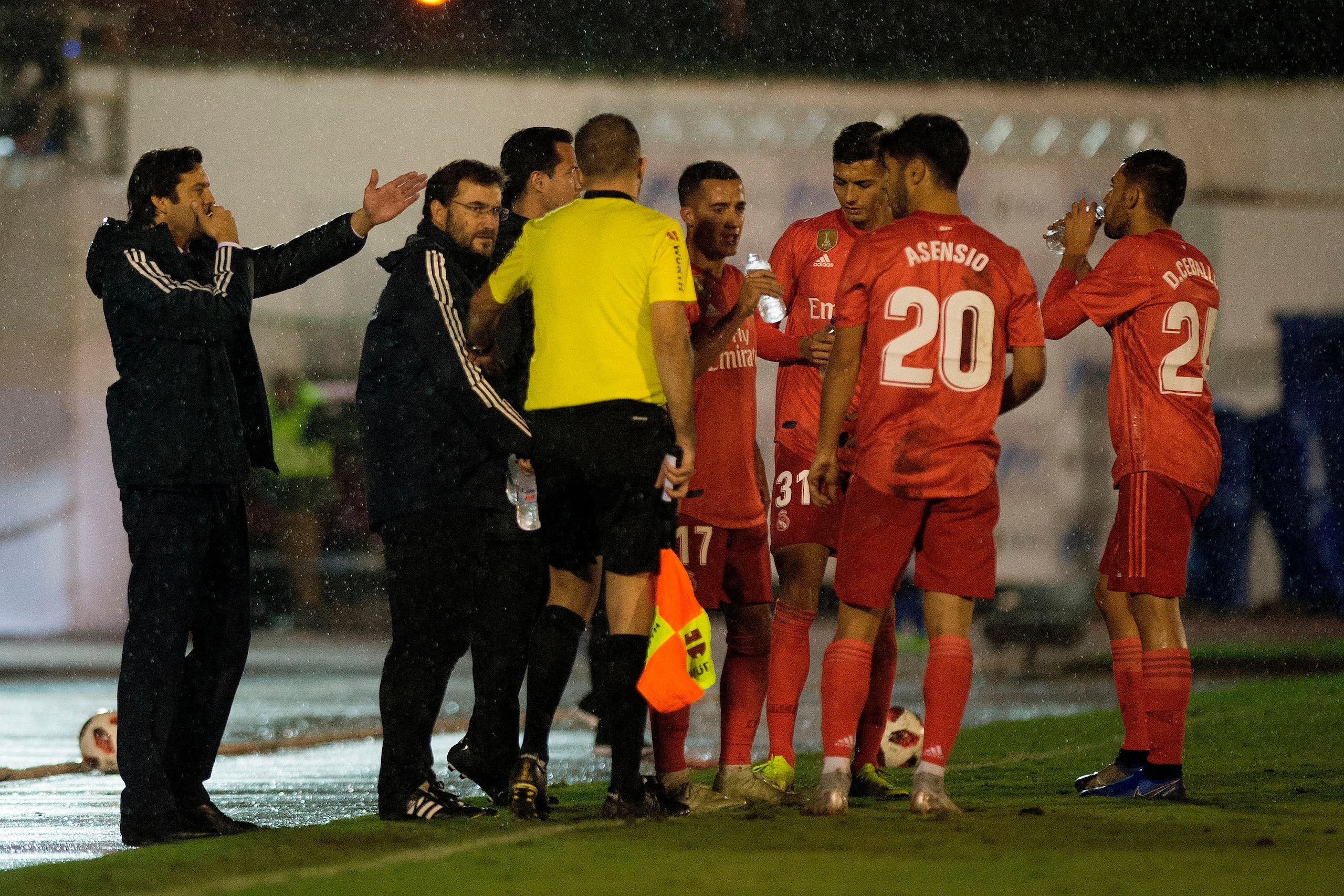 Real Madrid's Argentinian coach Santiago Solari (L) gestures as his players drink during the Spanish King's Cup football match between UD Melilla and Real Madrid CF at the Alvarez Claro municipal stadium in the autonomous city of Melilla on October 31, 20