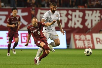 KOBE, JAPAN - OCTOBER 06:  (EDITORIAL USE ONLY) Andres Iniesta of Vissel Kobe and Juanma of V-Varen Nagasaki compete for the ball during the J.League J1 match between Vissel Kobe and V-Varen Nagasaki at Noevir Stadium Kobe on October 6, 2018 in Kobe, Hyog