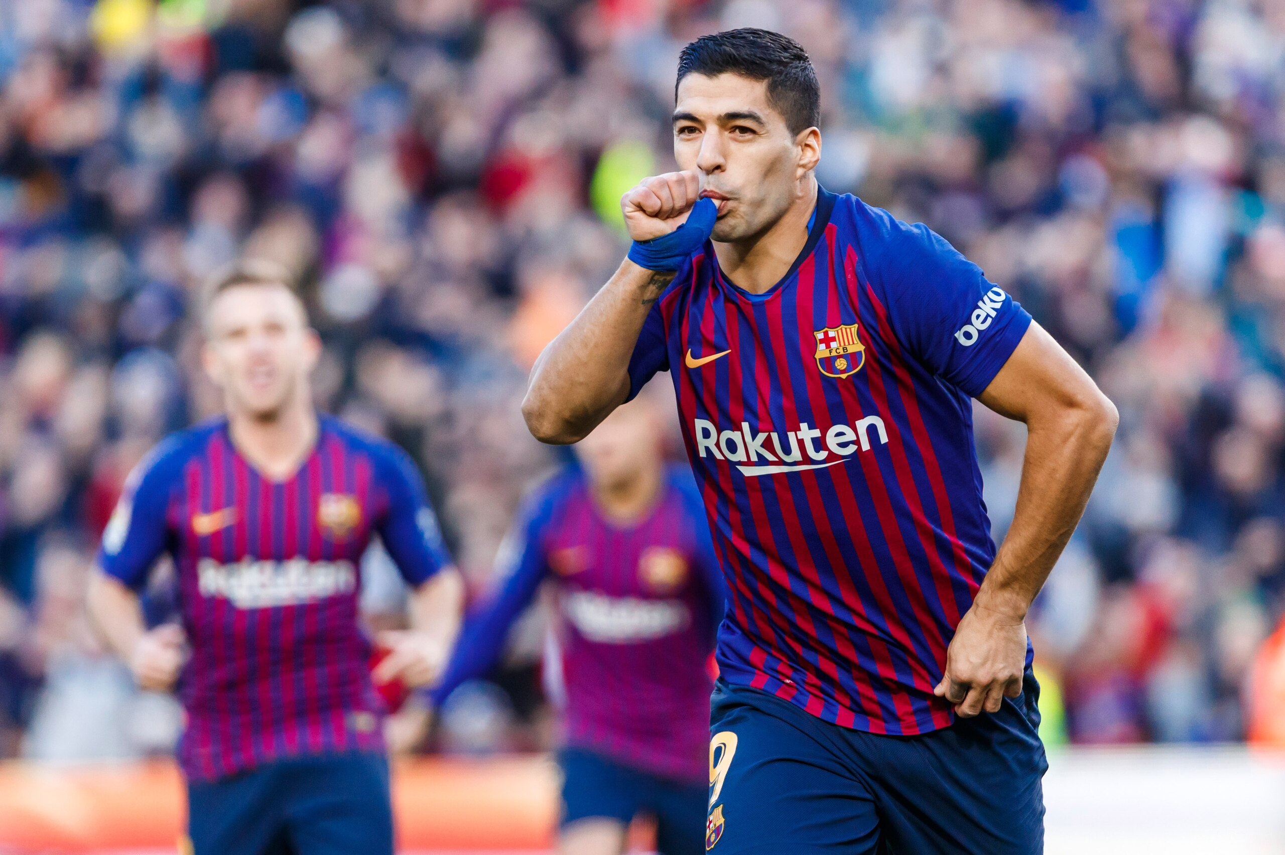 BARCELONA, SPAIN - OCTOBER 28: Luis Suarez of Barcelona celebrates after scoring his team`s second goal during the La Liga match between FC Barcelona and Real Madrid CF at Camp Nou on October 28, 2018 in Barcelona, Spain. (Photo by TF-Images/Getty Images)