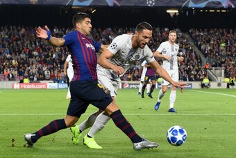 BARCELONA,SPAIN - OCTOBER 24: Luis Suarez (L) of Barcelona and Danilo D'Ambrosio of Inter compete for the ball during the Group B match of the UEFA Champions League between FC Barcelona and FC Internazionale at Camp Nou on October 24, 2018 in Barcelona, S