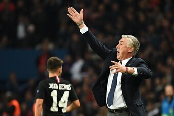 Napoli's Italian coach Carlo Ancelotti gestures during the UEFA Champions League Group C football match between Paris Saint-Germain and SSC Napoli at the Parc des Princes stadium, in Paris, on October 24, 2018. (Photo by FRANCK FIFE / AFP)        (Photo c