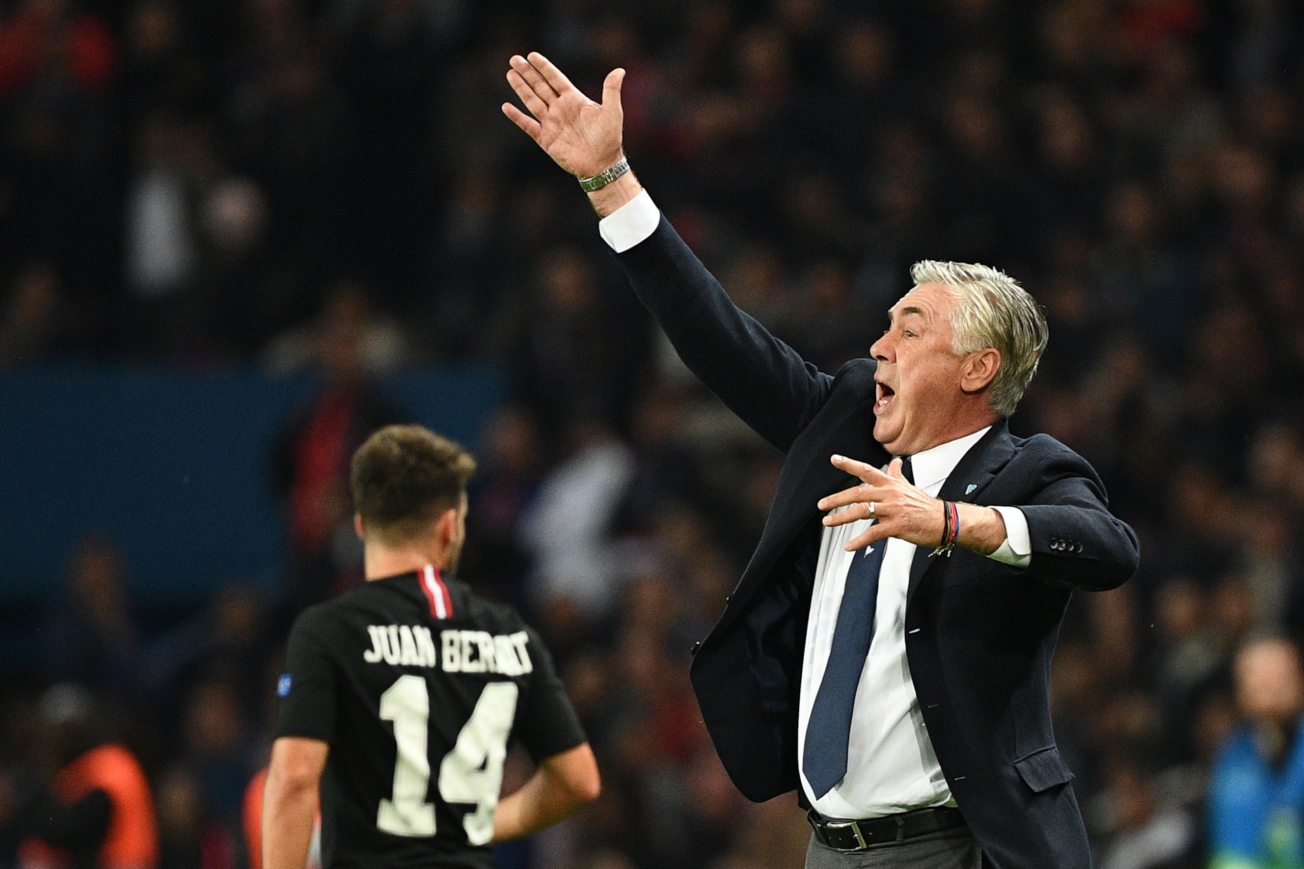 Napoli's Italian coach Carlo Ancelotti gestures during the UEFA Champions League Group C football match between Paris Saint-Germain and SSC Napoli at the Parc des Princes stadium, in Paris, on October 24, 2018. (Photo by FRANCK FIFE / AFP)        (Photo c