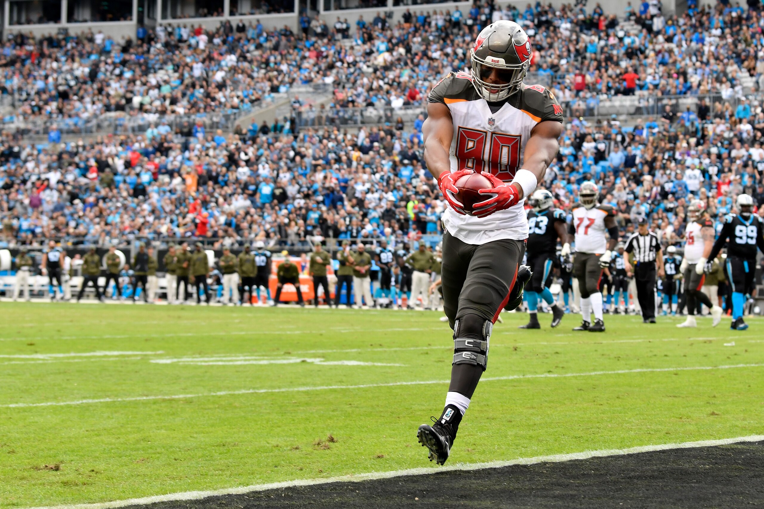 CHARLOTTE, NC - NOVEMBER 04:  O.J. Howard #80 of the Tampa Bay Buccaneers scores a touchdown against the Carolina Panthers during the first half of their game at Bank of America Stadium on November 4, 2018 in Charlotte, North Carolina.  (Photo by Grant Ha