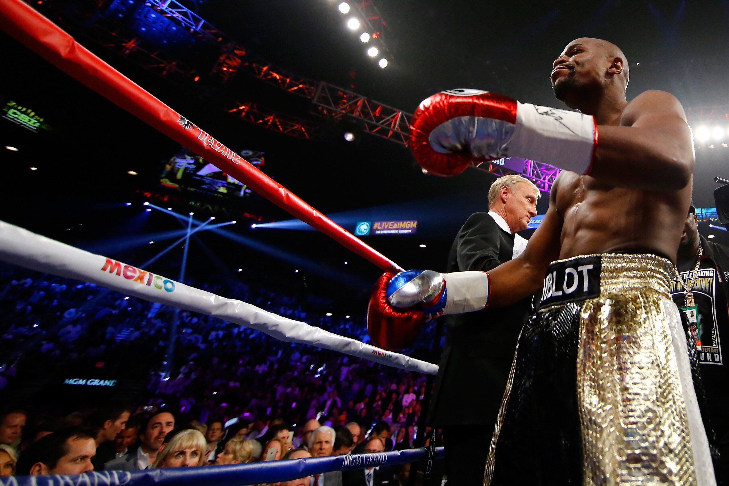 LAS VEGAS, NV - MAY 02: Floyd Mayweather Jr. in the ring before taking on Manny Pacquiao in their welterweight unification championship bout on May 2, 2015 at MGM Grand Garden Arena in Las Vegas, Nevada. (Photo by Al Bello/Getty Images) LAS VEGAS, NV - MAY 02: Floyd Mayweather Jr. in the ring before taking on Manny Pacquiao in their welterweight unification championship bout on May 2, 2015 at MGM Grand Garden Arena in Las Vegas, Nevada. (Photo by Al Bello/Getty Images)