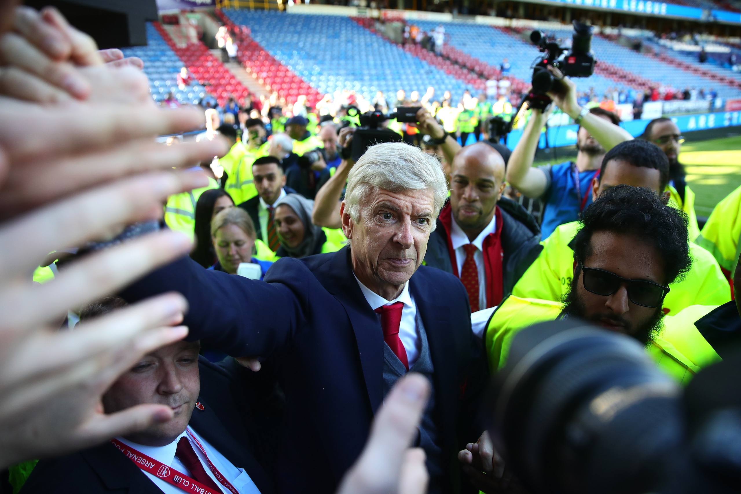 HUDDERSFIELD, ENGLAND - MAY 13: Arsenal manager Arsene Wenger greets the fans following the Premier League match between Huddersfield Town and Arsenal at John Smith's Stadium on May 13, 2018 in Huddersfield, England. (Photo by Chris Brunskill Ltd/Getty Im