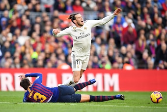 BARCELONA, SPAIN - OCTOBER 28:  Gareth Bale of Real Madrid is challenged by Gerard Pique of Barcelona during the La Liga match between FC Barcelona and Real Madrid CF at Camp Nou on October 28, 2018 in Barcelona, Spain.  (Photo by David Ramos/Getty Images