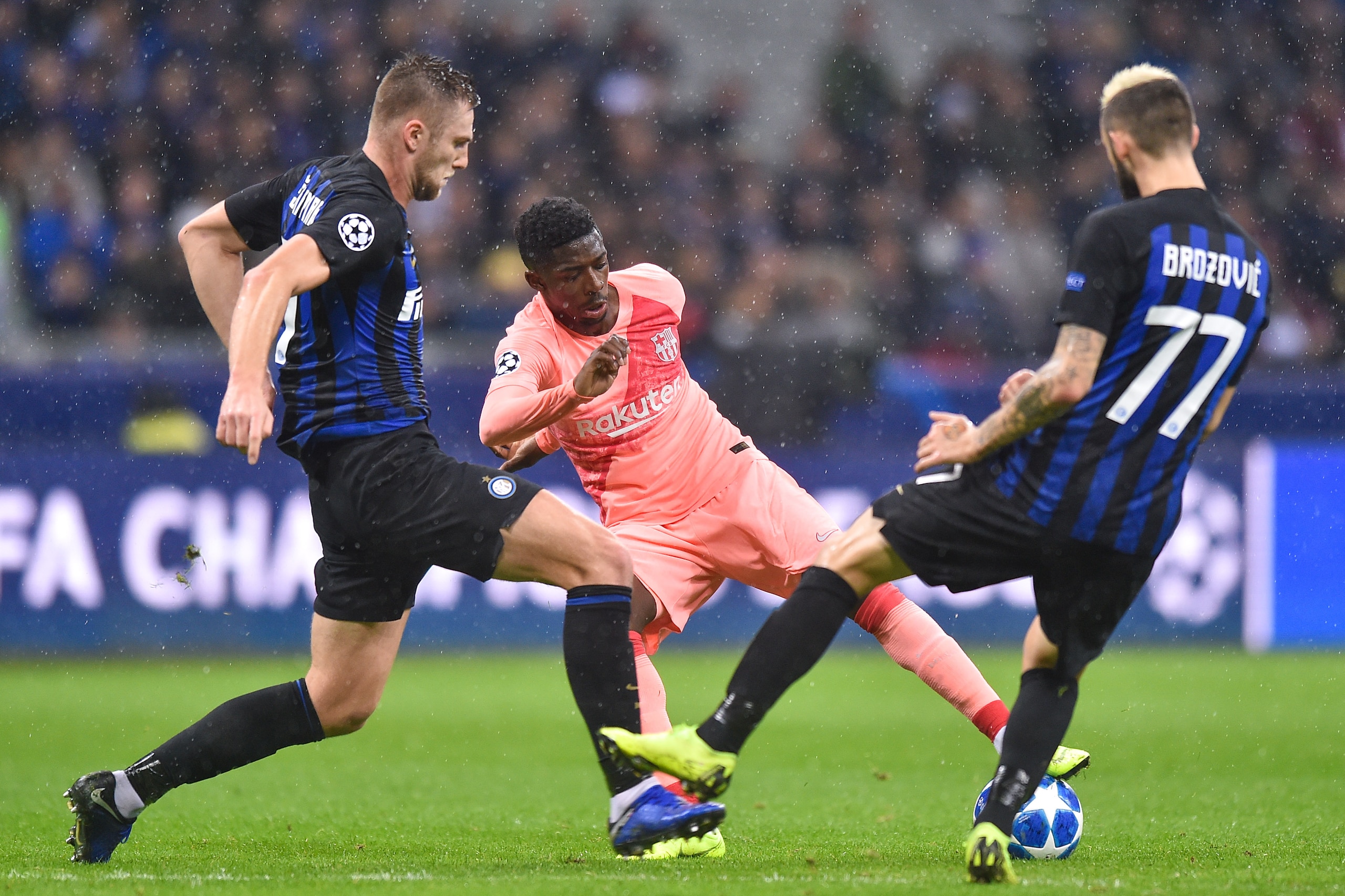 MILAN, ITALY - NOVEMBER 06: Ousmane Dembele of FC Barcelona in action during the Group B match of the UEFA Champions League between FC Internazionale and FC Barcelona at San Siro Stadium on November 6, 2018 in Milan, Italy. (Photo by Lukasz Laskowski/Pres MILAN, ITALY - NOVEMBER 06: Ousmane Dembele of FC Barcelona in action during the Group B match of the UEFA Champions League between FC Internazionale and FC Barcelona at San Siro Stadium on November 6, 2018 in Milan, Italy. (Photo by Lukasz Laskowski/Pres