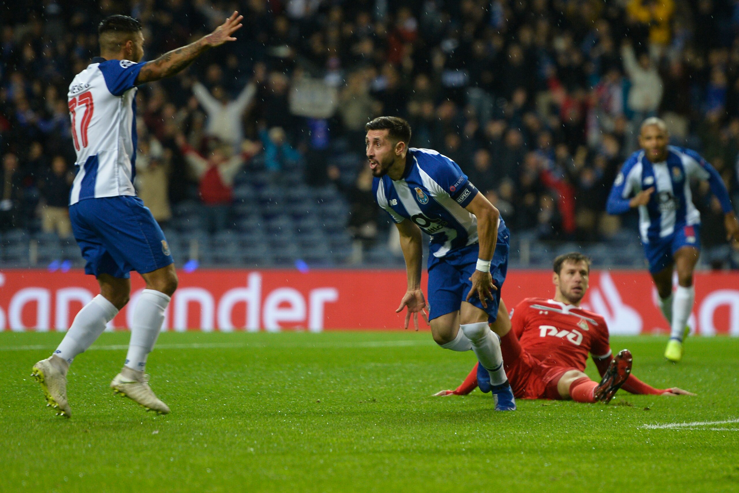 Porto's Mexican midfielder Hector Herrera celebrates after scoring a goal during the UEFA Champions League group D football match between FC Porto and Lokomotiv Moscow at the Dragao stadium in Porto on November 6, 2018. (Photo by MIGUEL RIOPA / AFP)      