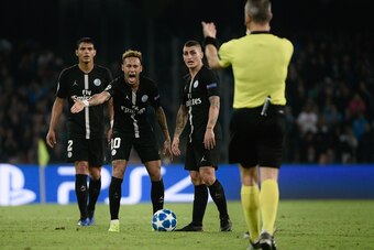 Paris Saint-Germain's Brazilian forward Neymar (C) argues with Netherlands' referee Bjorn Kuipers during the European Champions League football match Napoli vs Paris Saint-Germain (PSG) on November 6, 2018 at San Paolo stadium in Naples. (Photo by Filippo