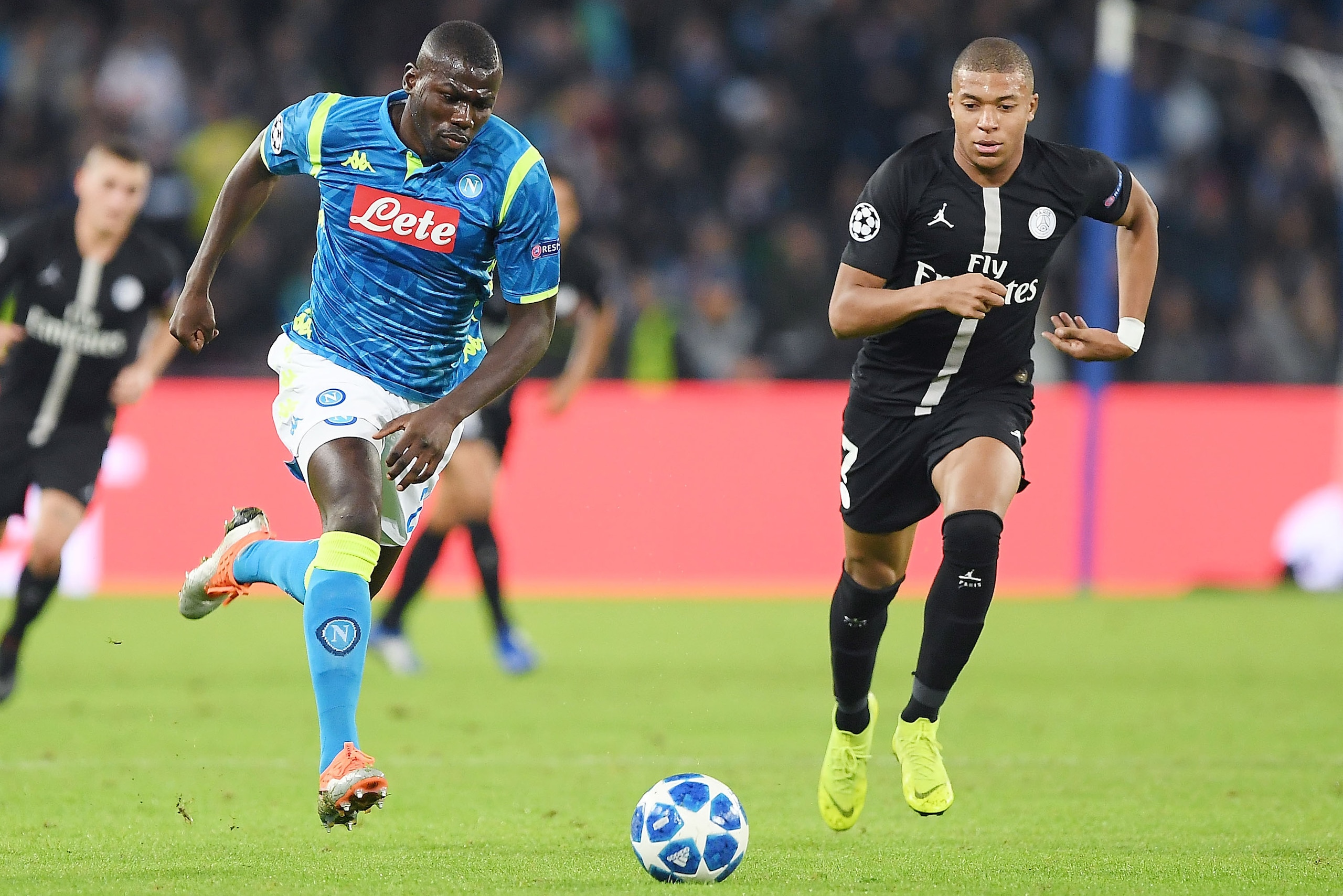NAPLES, ITALY - NOVEMBER 06:  Kalidou Koulibaly of SSC Napoli vies Kylian Mbappé of Paris Saint-Germain during the Group C match of the UEFA Champions League between SSC Napoli and Paris Saint-Germain at Stadio San Paolo on November 6, 2018 in Naples, Ita