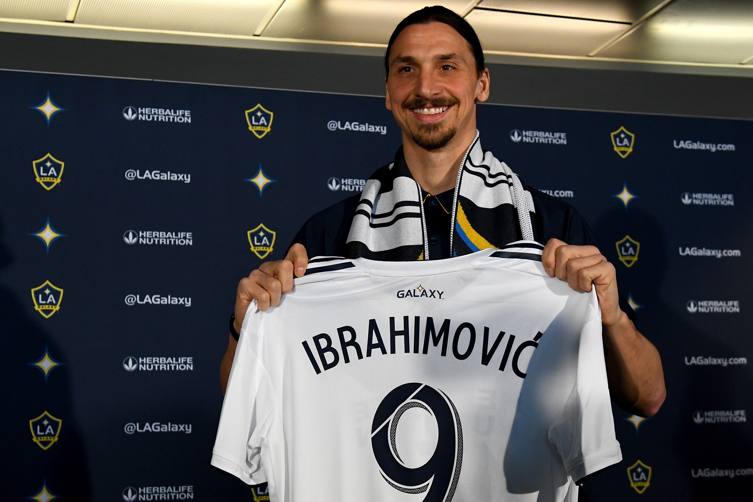 CARSON, CA - MARCH 30: Zlatan Ibrahimovic #9 of the Los Angeles Galaxy holds his jersey during a press conference at StubHub Center on March 30, 2018 in Carson, California. (Photo by Jayne Kamin-Oncea/Getty Images) CARSON, CA - MARCH 30: Zlatan Ibrahimovic #9 of the Los Angeles Galaxy holds his jersey during a press conference at StubHub Center on March 30, 2018 in Carson, California. (Photo by Jayne Kamin-Oncea/Getty Images)